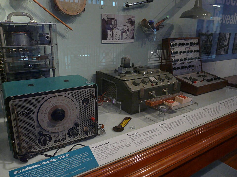 Bandrecorder, oscillator en VCS3 van de BBC Radiophonic Workshop