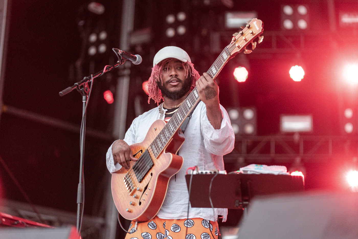 Thundercat met zesnarige basgitaar
