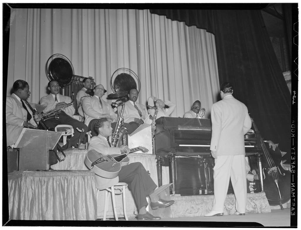 Duke Ellington met leden van zijn orkest