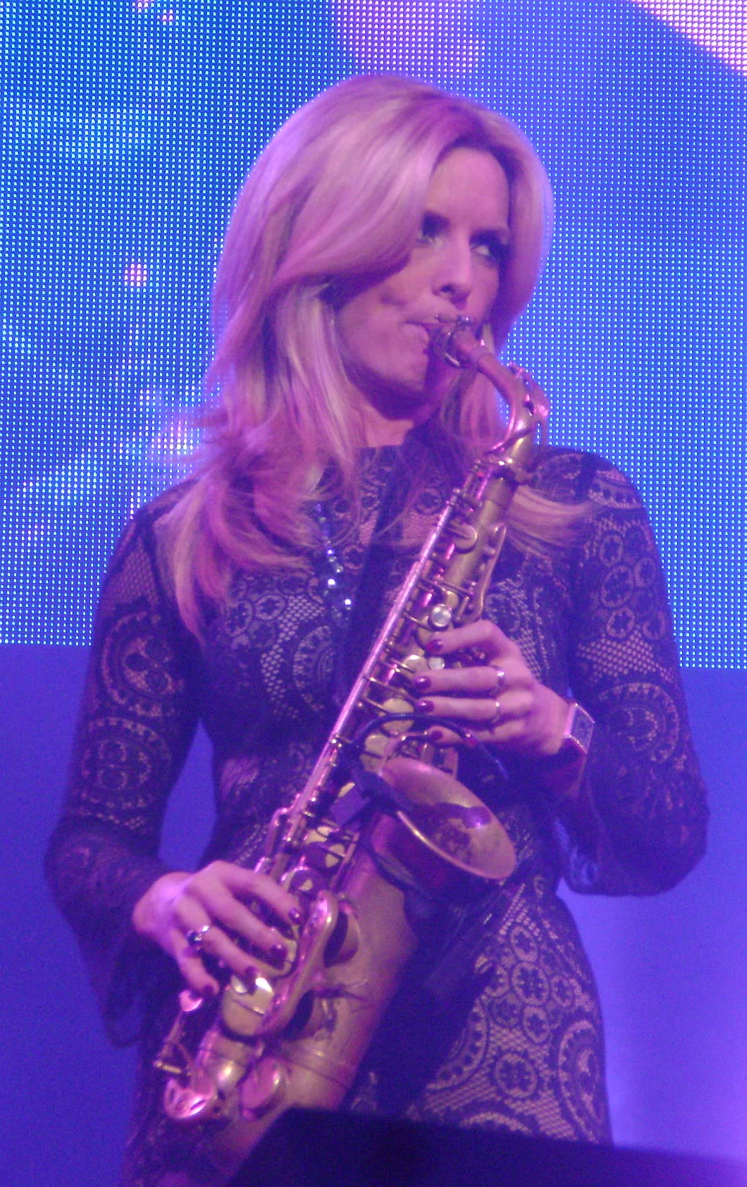 Candy Dulfer met altsaxofoon