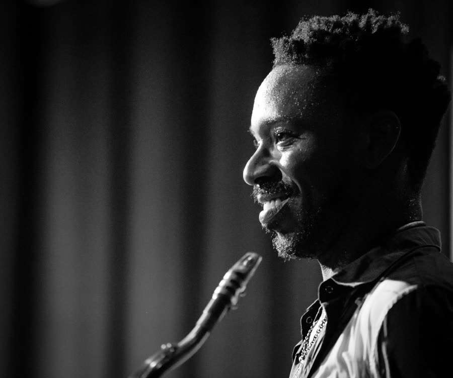 Shabaka Hutchings met saxofoon