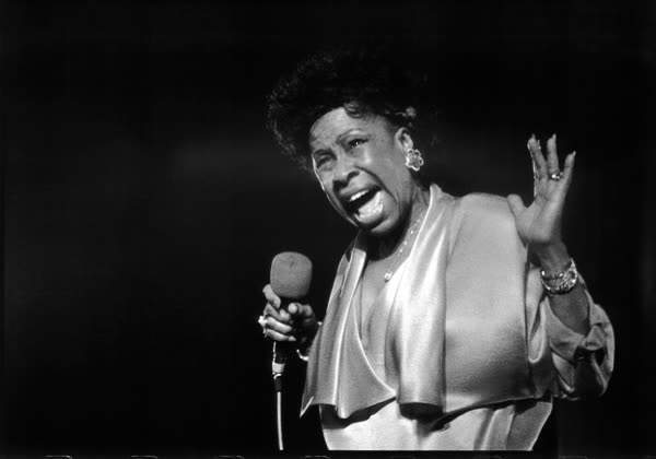 Betty Carter zingt
