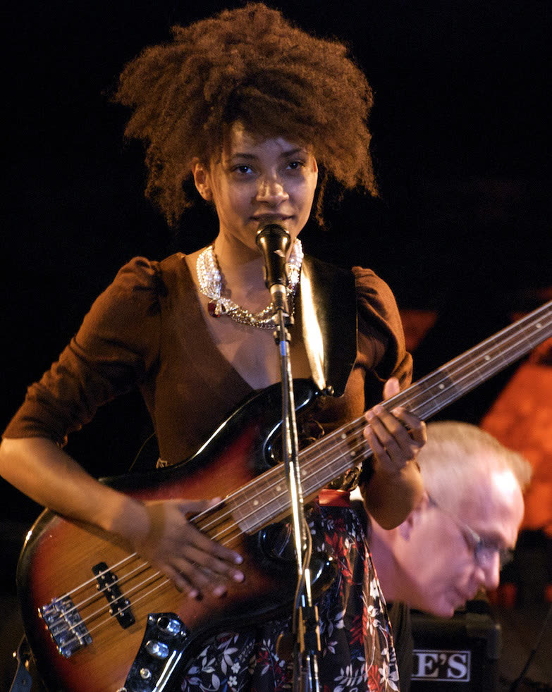 Esperanza Spalding met contrabas