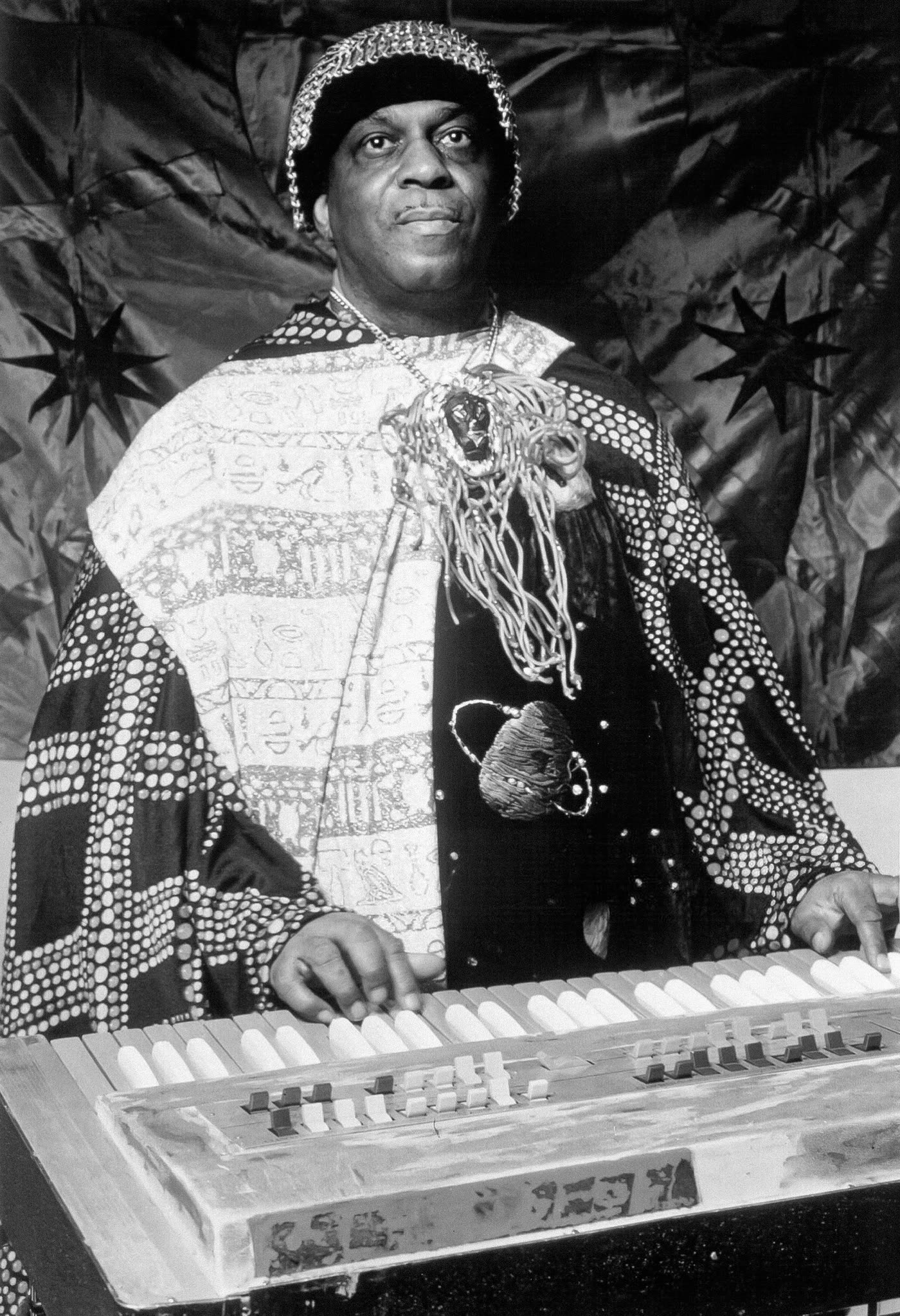 Sun Ra achter een orgel