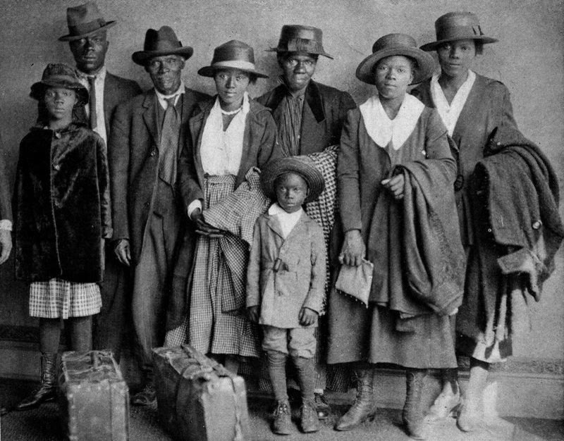 Scott en Violet Arthur komen in augustus 1920 met hun gezin aan op het Polk Street-station in Chicago. Hun foto stond in de Chicago Defender.