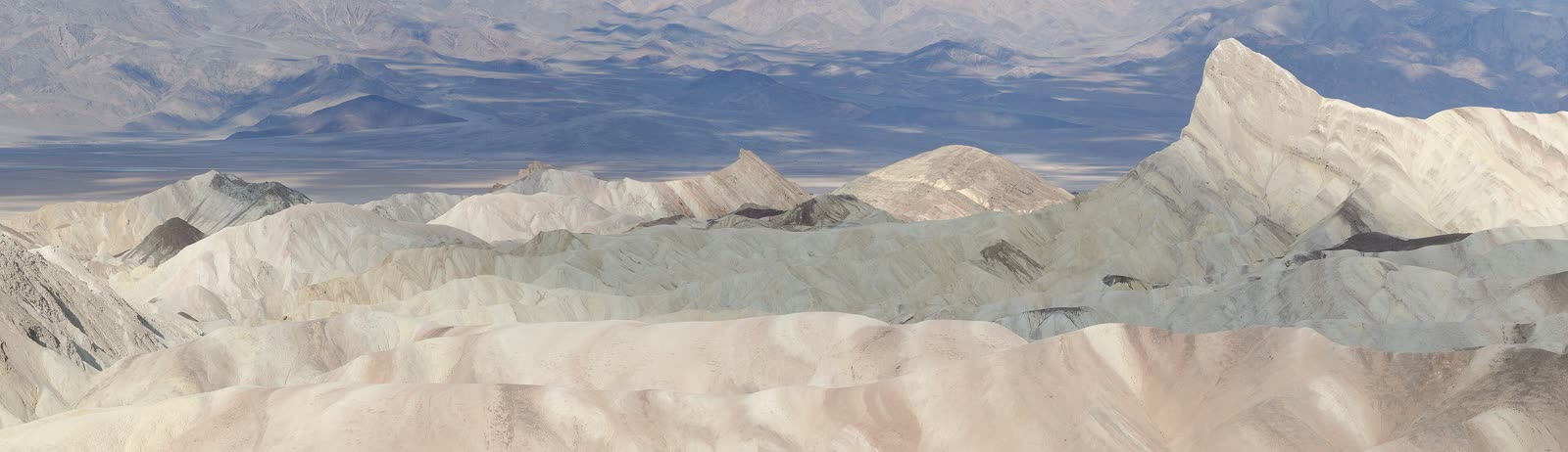 Zabriskie Point in Death Valley, waar de voorkant van The Joshua Tree werd gefotografeerd.