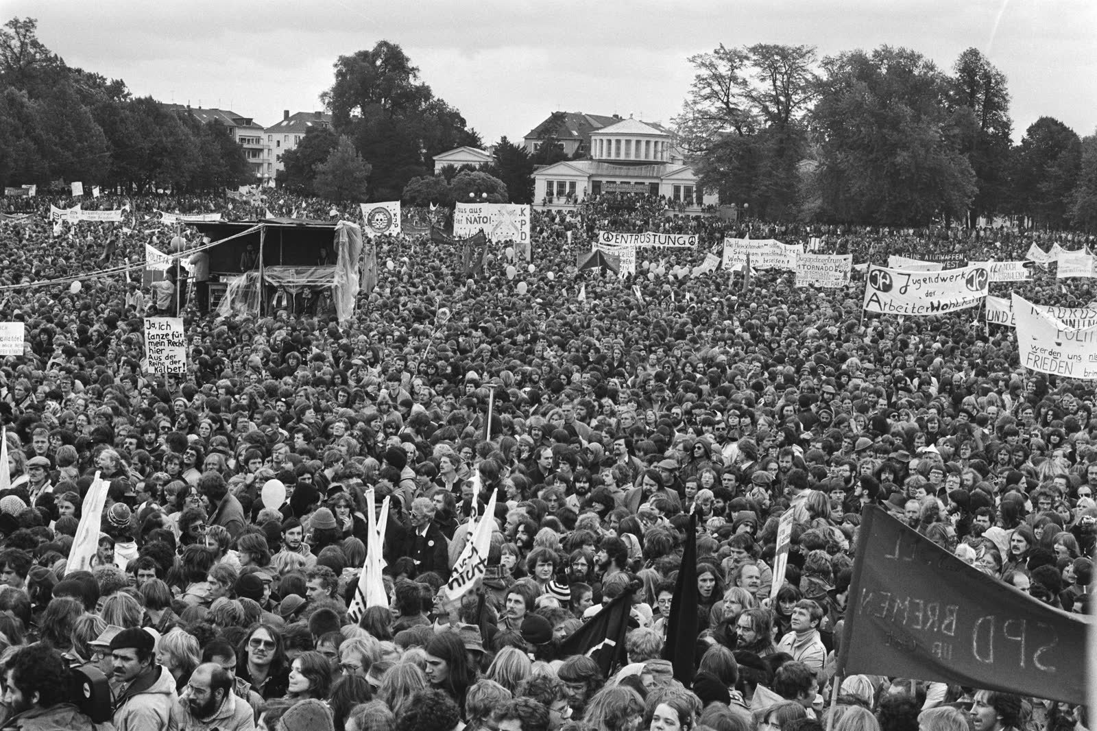 De Hofgarten in Bonn tijdens de vredesdemonstratie van 10 oktober 1981.