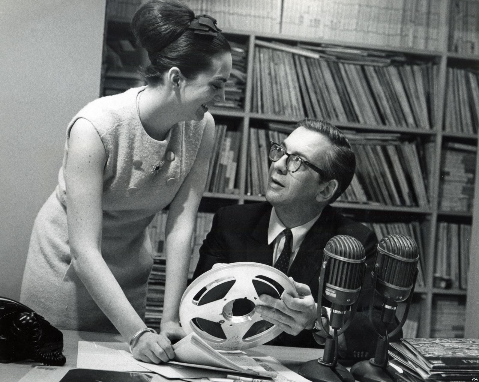 Willis Conover en een assistent zoeken platen uit voor een uitzending van de Voice of America.