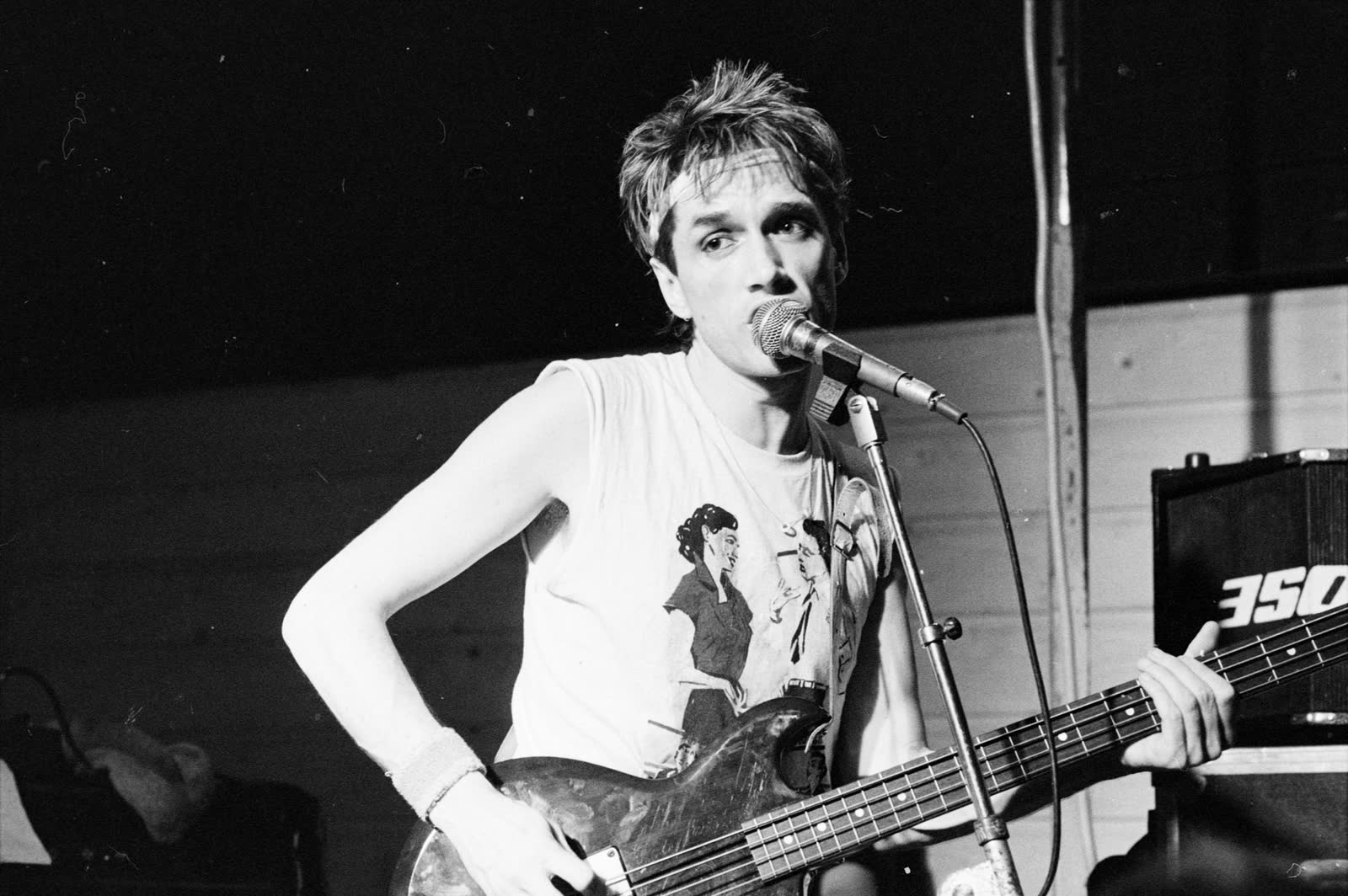 Doe Maar op het podium in Heemskerk, april 1982. Een week eerder speelden ze De bom voor het eerst.