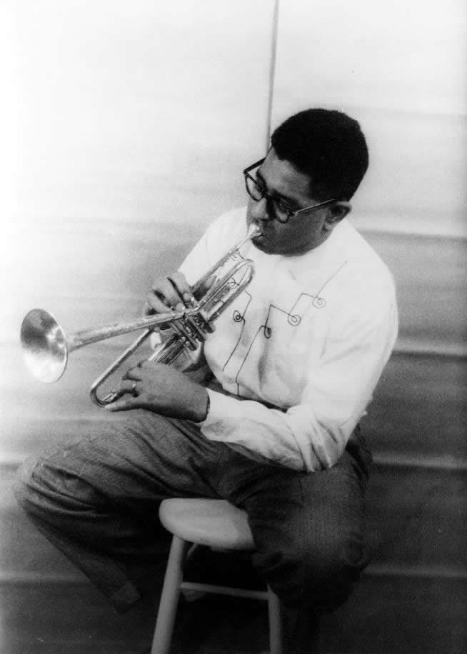 Dizzy Gillespie in 1955, een jaar voor zijn eerste tournee als ambassadeur.