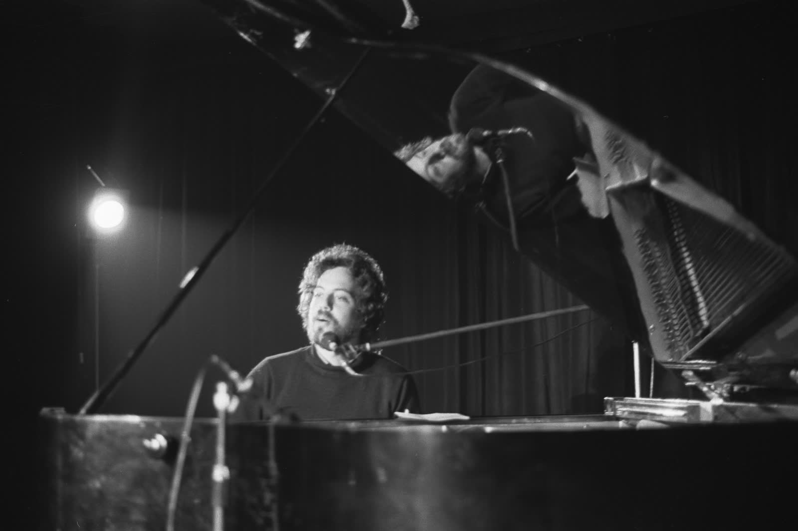 Billy Joel in 1972, op bezoek bij zijn platenmaatschappij in Nederland.