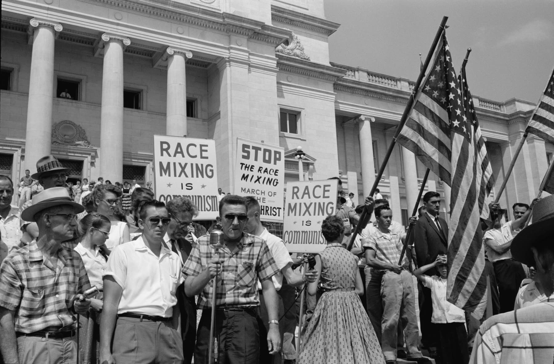 Demonstranten in Little Rock tegen gemengde scholen, 1959. De strijd om de scholen duurde jaren.