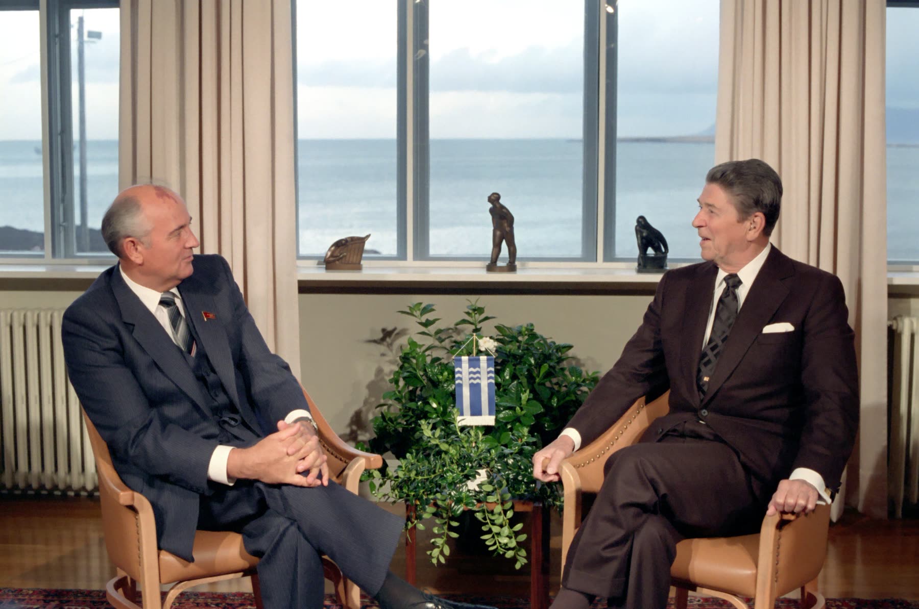 Ronald Reagan en Michail Gorbatsjov in Reykjavik, oktober 1986.