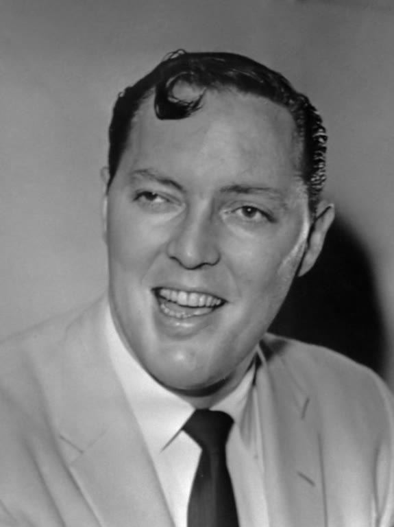 Bill Haley in 1974, bijna twintig jaar na zijn grote hit. Zijn lied klonk in 1955 in een film die in veel bioscopen voor onrust zorgde.