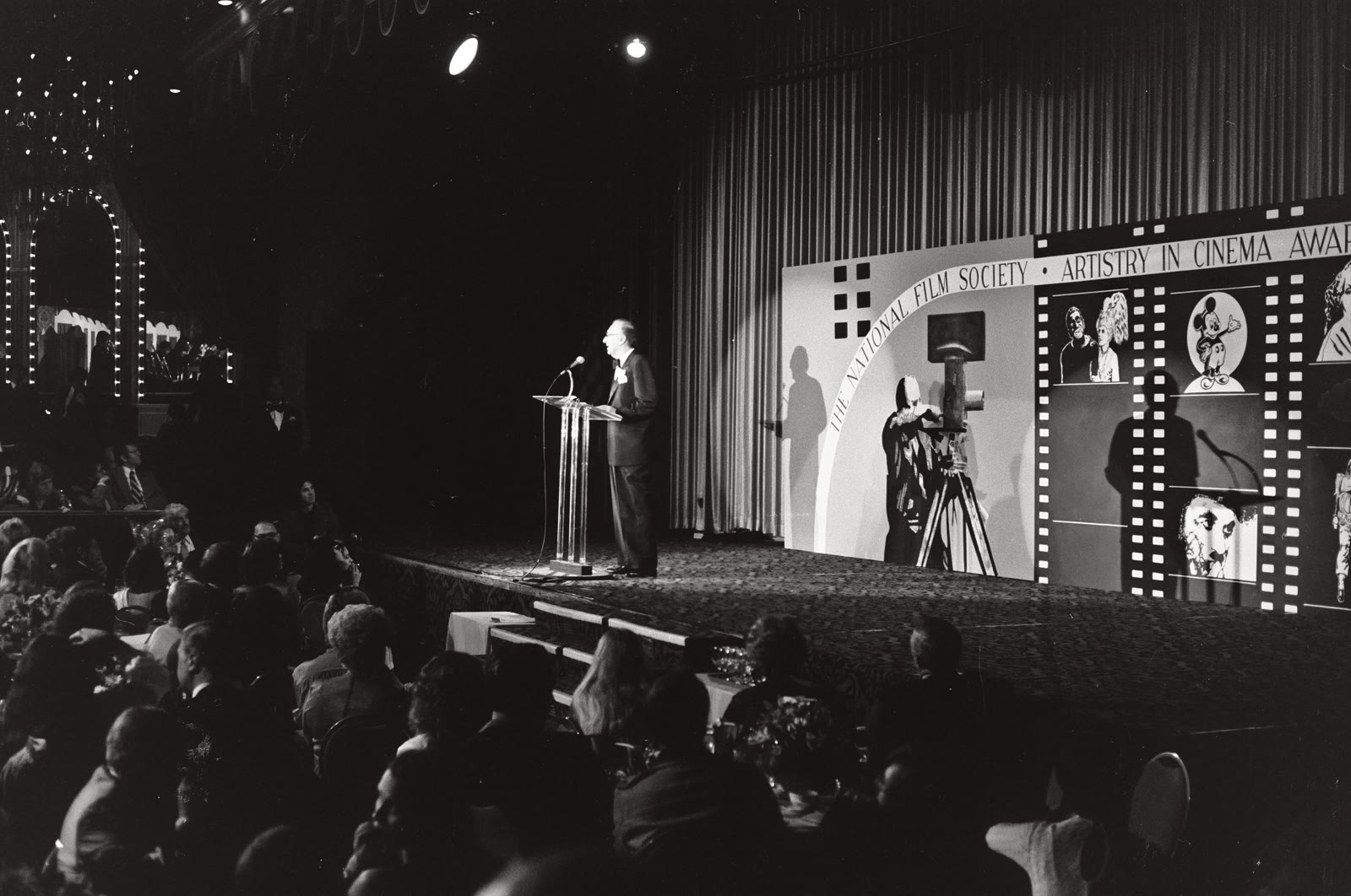 Regisseur Mike Nichols. Hij vroeg Columbia Records om toestemming voor liedjes van Simon & Garfunkel in zijn film.