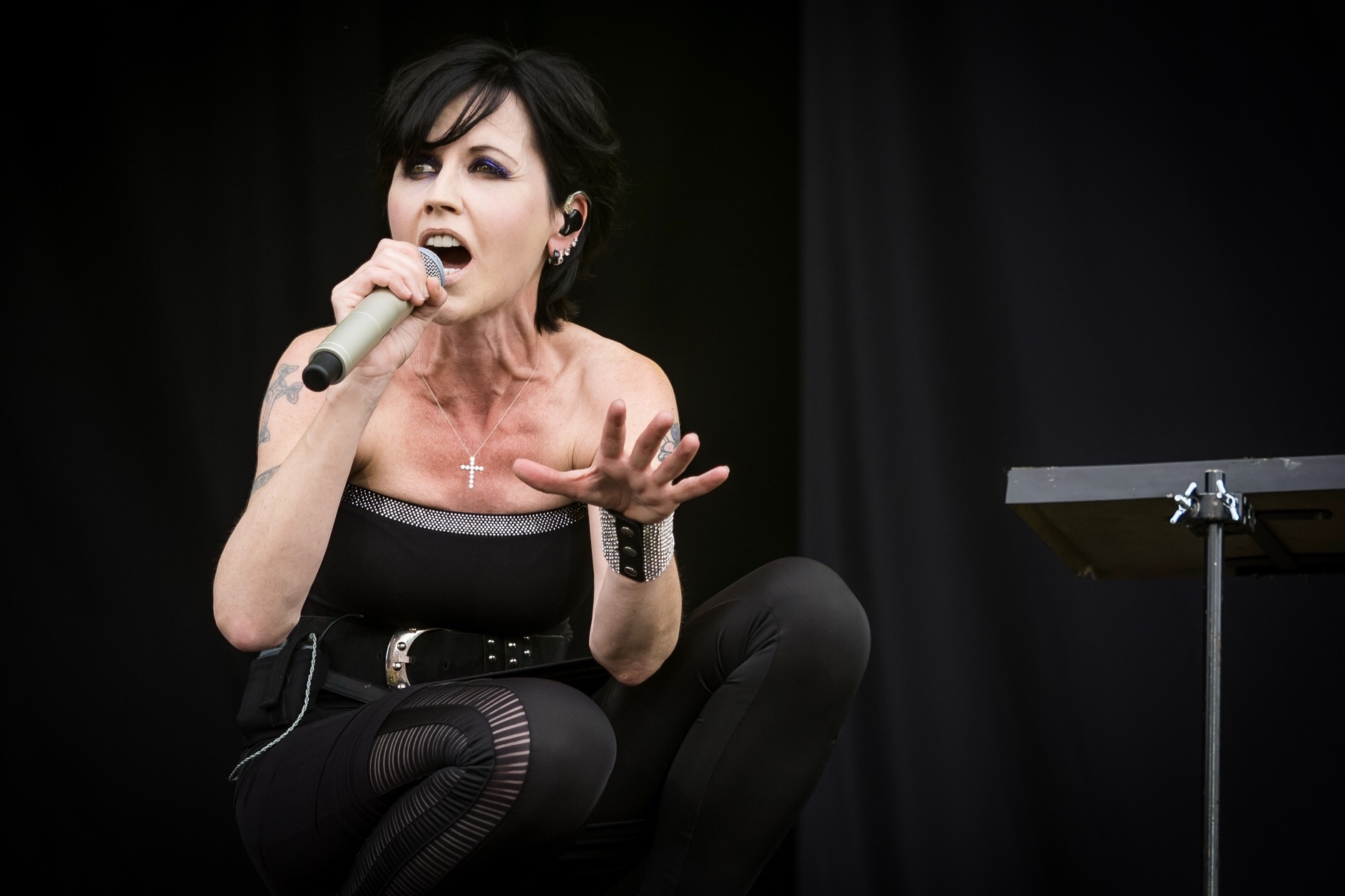 Dolores O'Riordan op het podium in 2016.